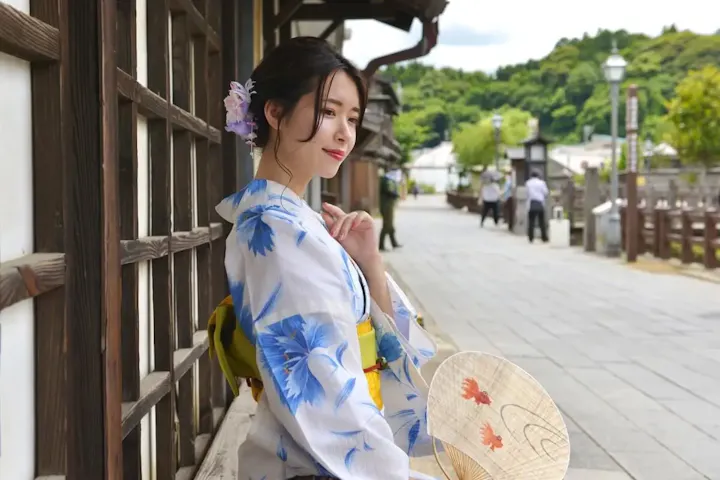 風情豊かな町並みを歩きながら写真撮影