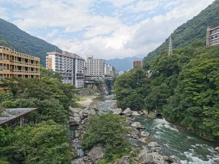 鬼怒川の美しい自然に囲まれた温泉地！