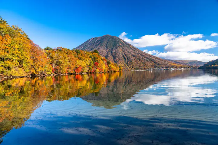 周囲を山々に囲まれた美しい湖