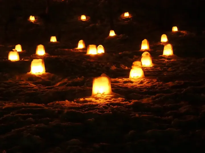 夜の幻想的な情景を見られるかまくら祭り！