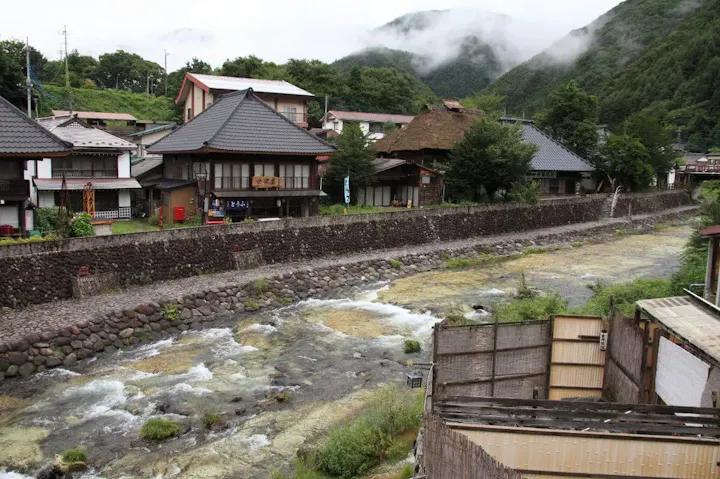 湯西川の渓谷沿いに建ち並ぶ温泉地！