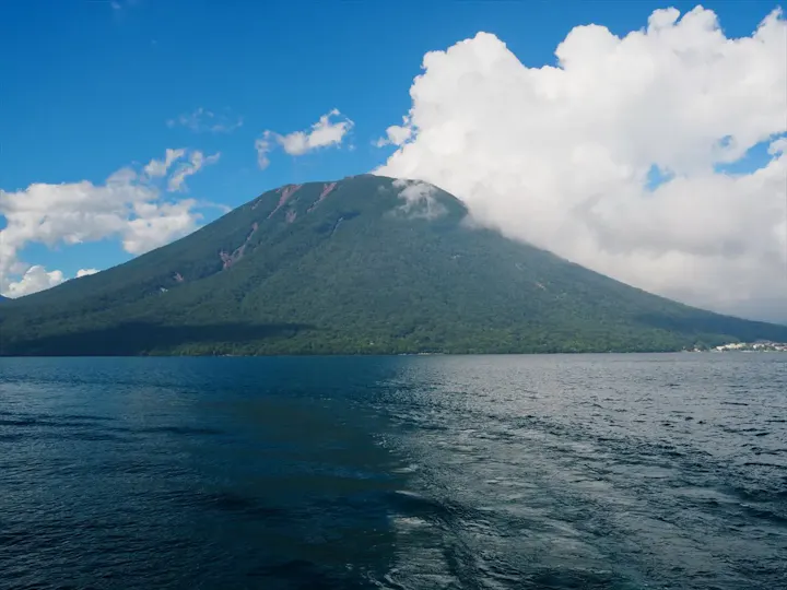 湖畔の美しさと自然を満喫できる中禅寺湖!