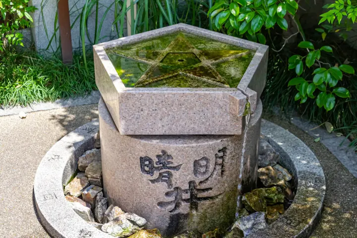 ご利益あふれる水の湧き出る晴明井