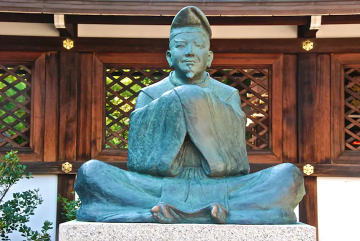神社の祭神である安倍晴明像