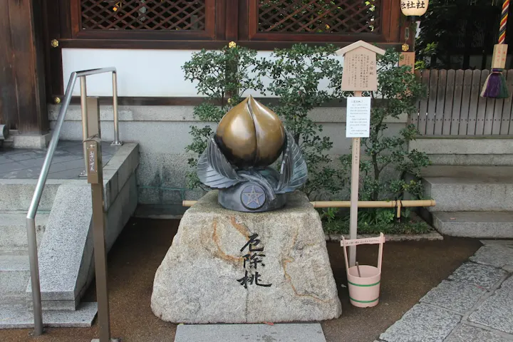 厄を払い落とす厄除け桃