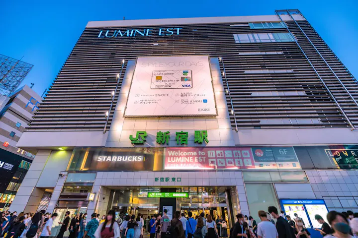 新宿駅から徒歩約5分！