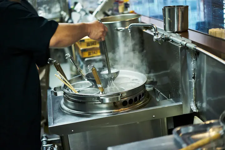 行列のできる人気ラーメン店