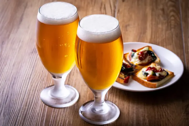 ビールとバーベキューが楽しめる森のビアガーデン