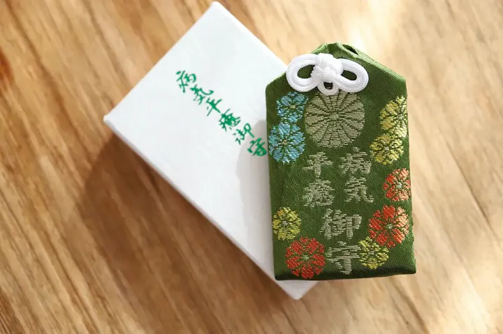 社務所でお守りを購入しよう