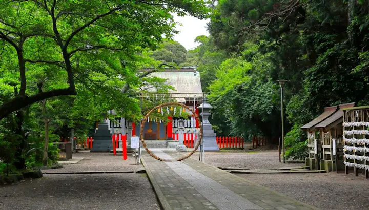 静かで神秘的な雰囲気の神社