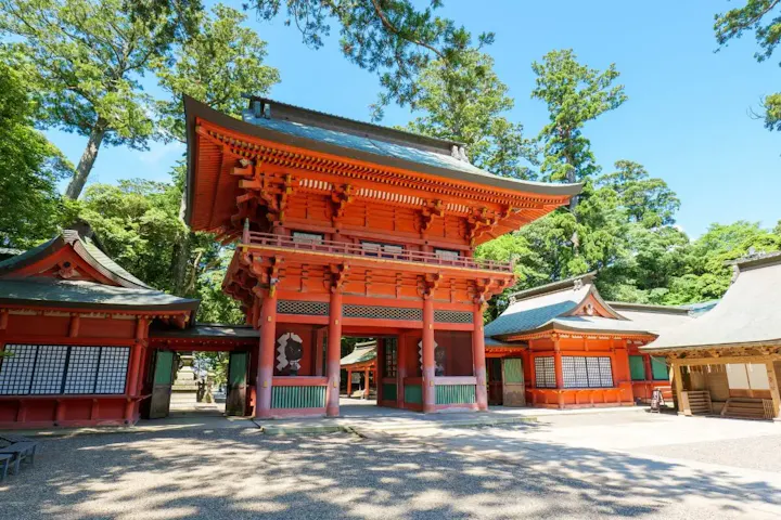 荘厳な楼門と歴史ある本殿！
