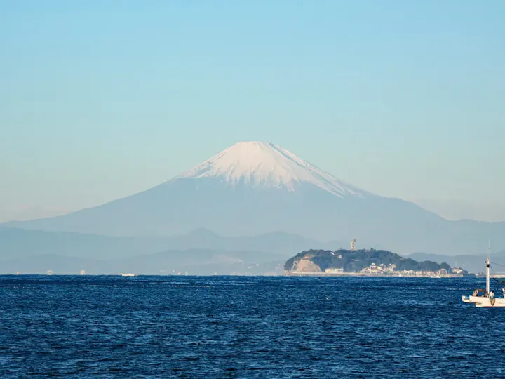 最寄駅から歩いて海水浴場へ向かう