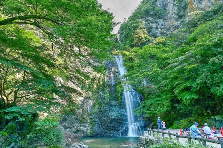 迫力ある落差33mの箕面大滝