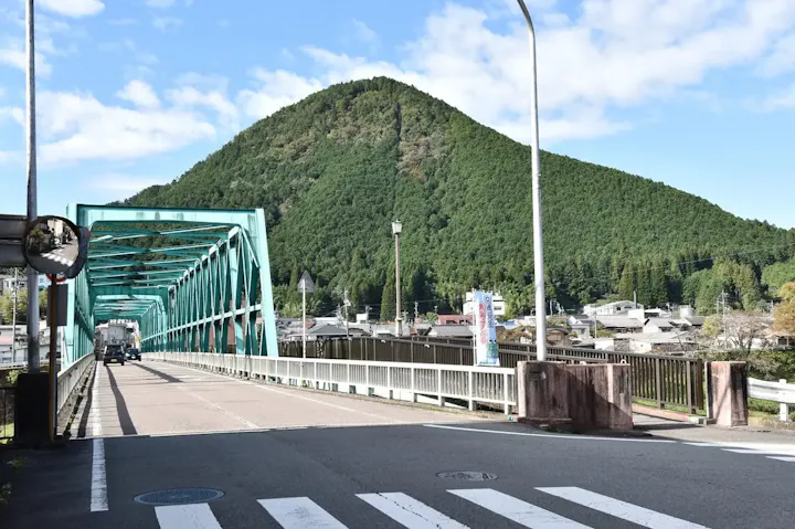 飛騨金山の伝説舞台「鎮守山」