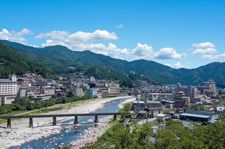 美しい景色を背景に入浴
