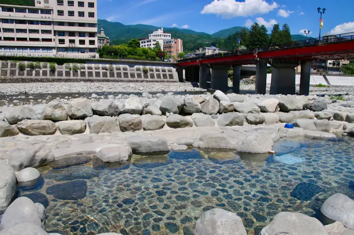 川沿いで開放的な足湯体験!噴泉池