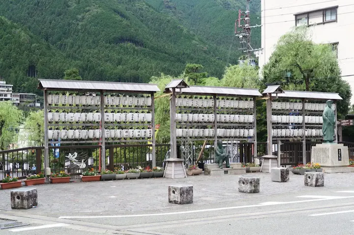 温泉の恵みに感謝し祈る神社