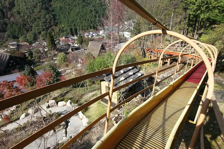 合掌村の大自然を感じる滑り台