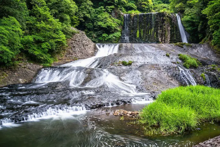 2段に分かれている水遊びを楽しめる滝！